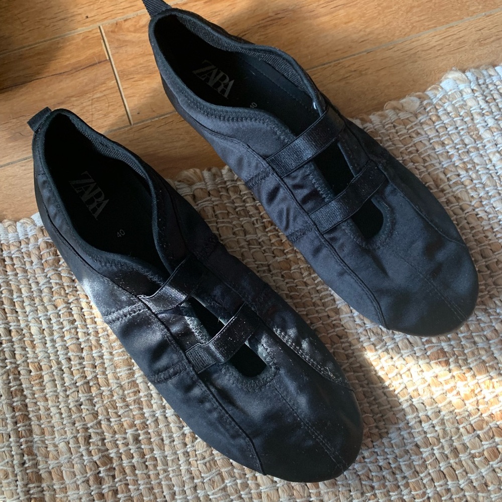 Zara Black Flats Sleek Minimalist Design
